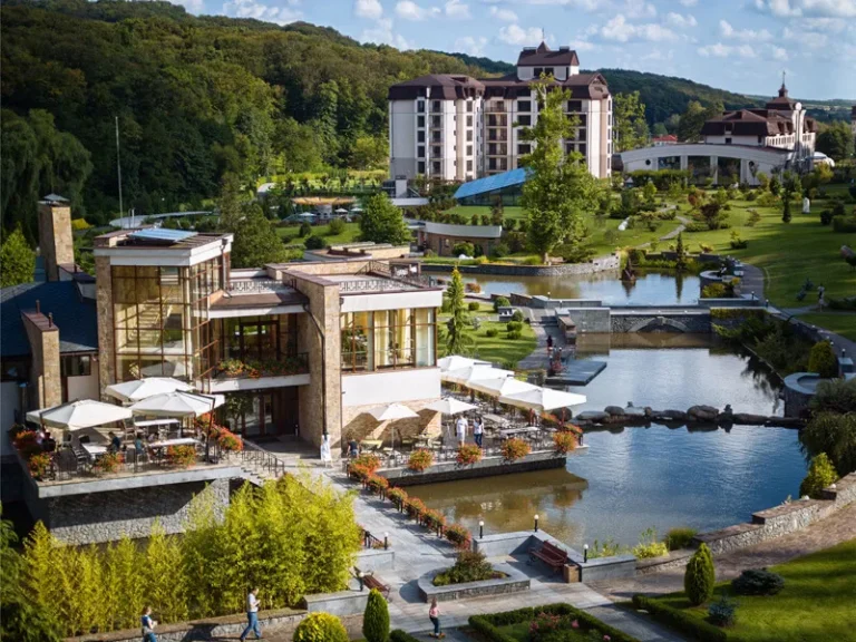 Солотвино — термальні джерела та соляні купальні