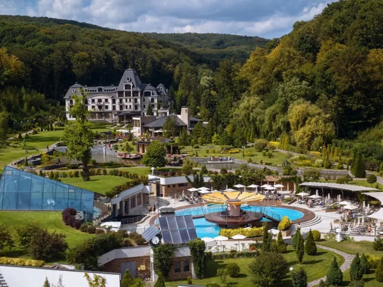 Солотвино — термальні джерела та соляні купальні