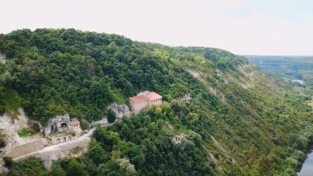 Лядівський скельний монастир