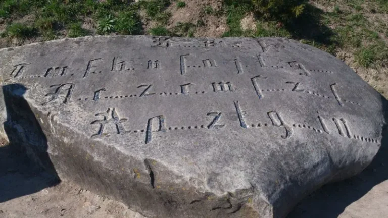 Камені тамплієрів у Золочівському замку