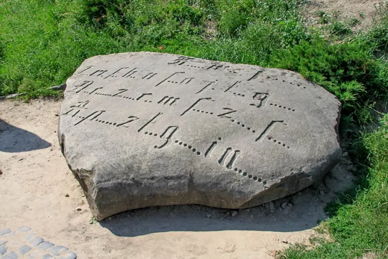 Камені тамплієрів у Золочівському замку