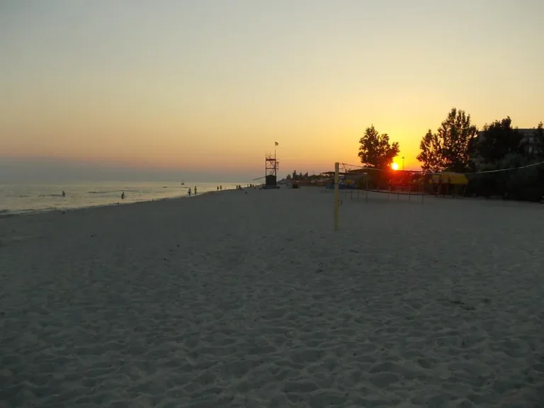 Курорт селище Лазурне, Пляжі