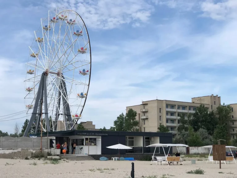 Курорт селище Лазурне, Пляжі