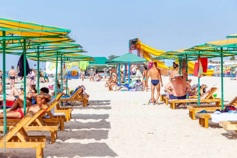 Курорт селище Лазурне, Пляжі