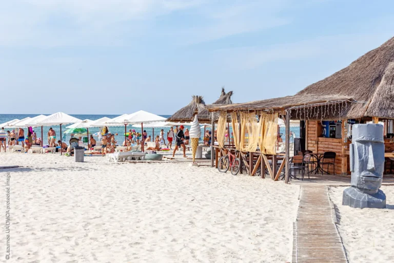 Курорт селище Лазурне, Пляжі