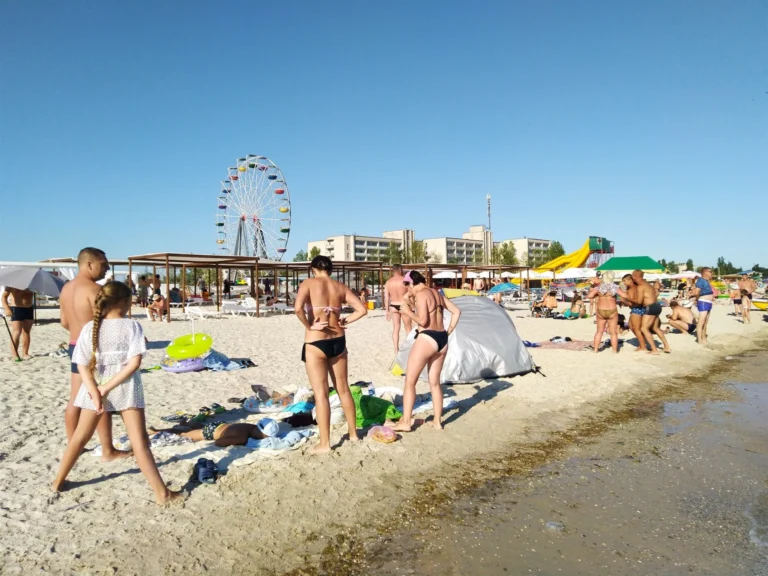 Курорт селище Лазурне, Пляжі