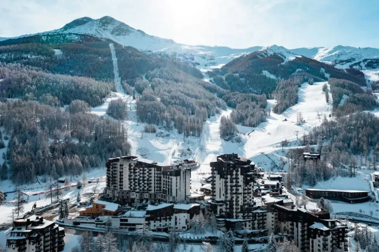 Serre-Chevalier - гірський курорт у Франції, де гори торкаються хмар