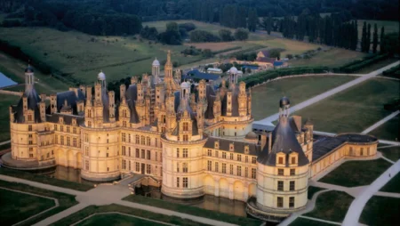 Šamboras pils: kur miglas slēpj karaliskos noslēpumus