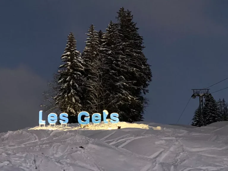 Гірський курорт Les Gets, де сніг шепоче про кохання