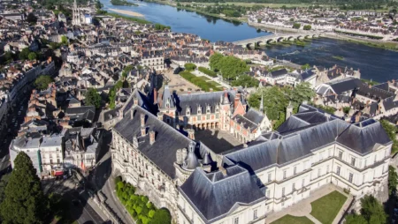 Замок Блуа: зустріч епох у камені
