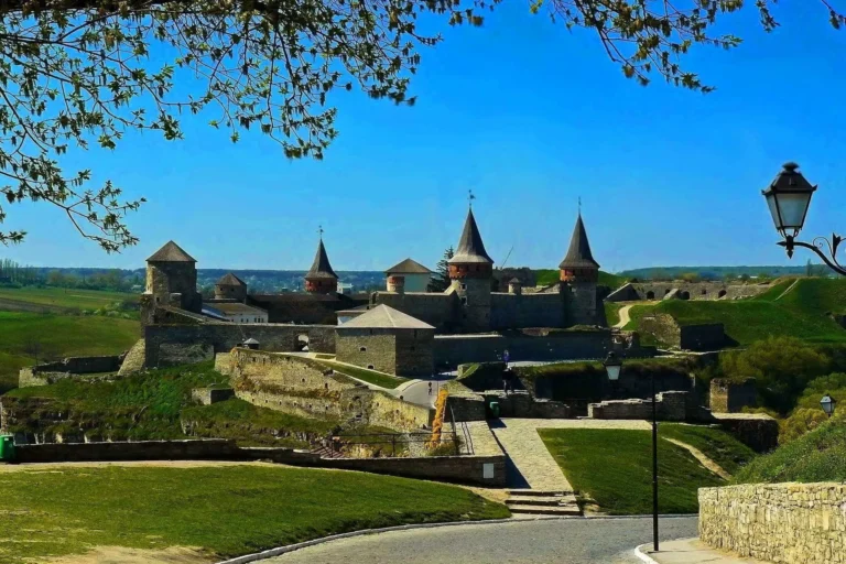 Кам’янець-Подільська фортеця: місце, де говорять легенди