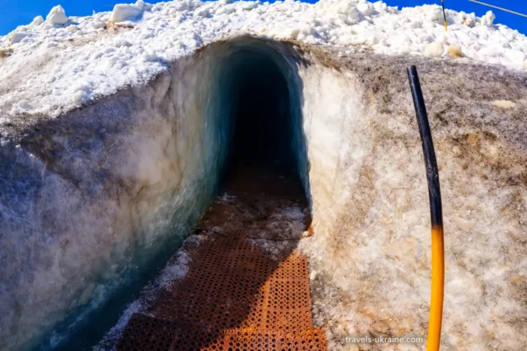 Вхід до льодяного тунелю Мон-де-Лан (Glacier de Mont-de-Lans)