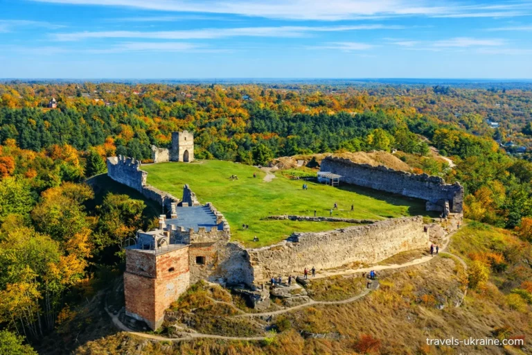 Руїни Кременецького замку на пагорбі