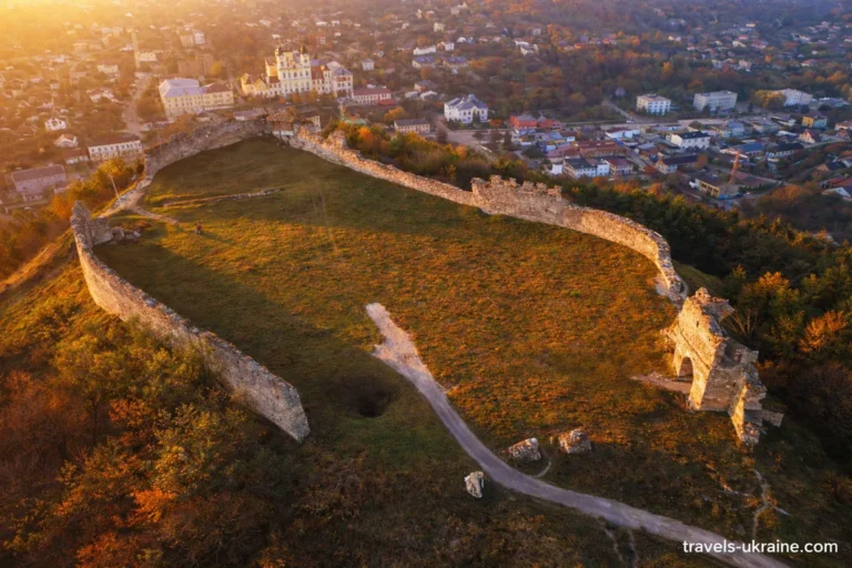 Руїни Кременецької фортеці на заході сонця