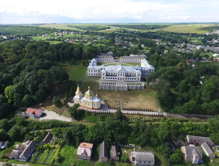 Що відвідати поряд із Палацом Вишневецьких