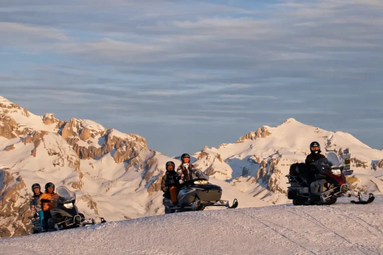 Зимовий відпочинок на снігоходах в La Joue du Loup