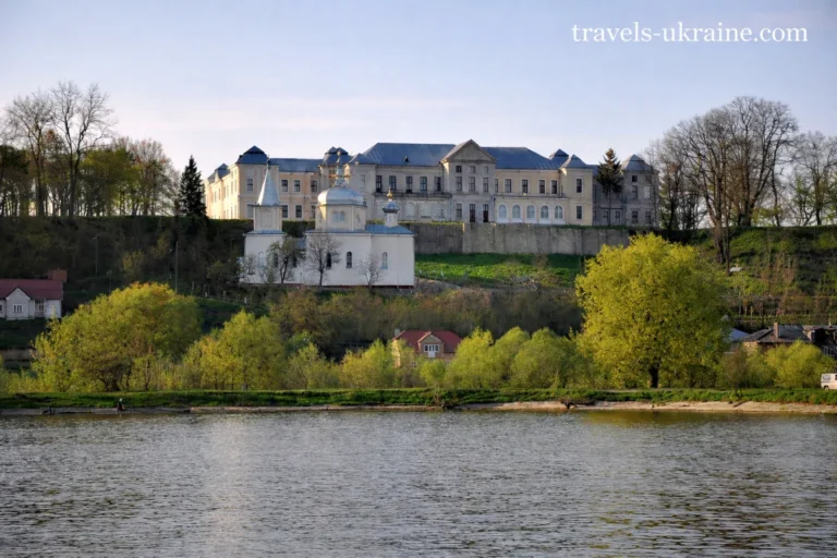 Палац Вишневецьких та прибережний пейзаж