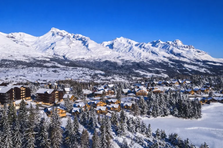 La Joue du Loup-Гірське селище в сніговій долині