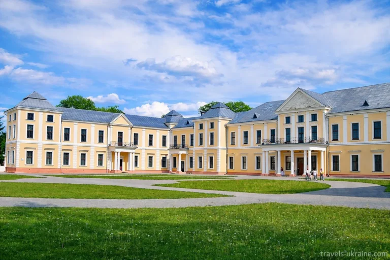 Вишнівецький палац на Тернопільщині