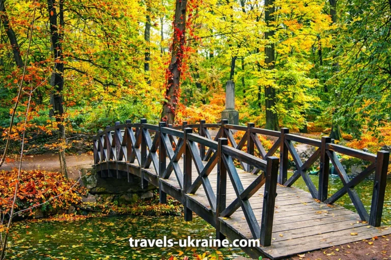 Парк Софіївка, осінній міст через спокійну річку
