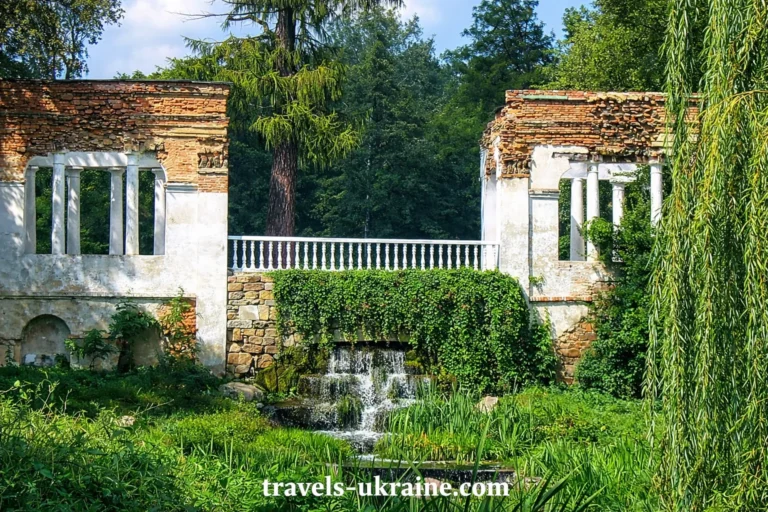 Спокій стародавніх руїн серед зелені дендропарку Олександрія