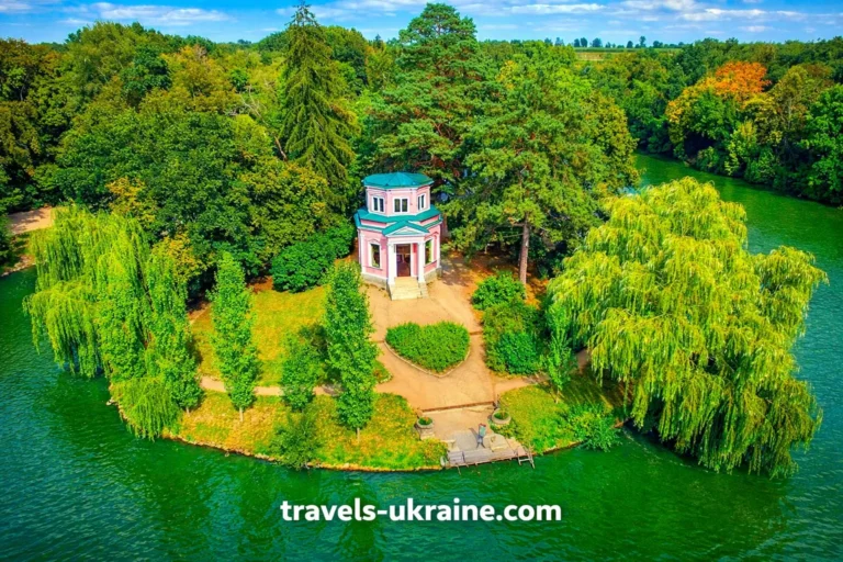 Острів з неокласичним павільйоном на озері парку Софіївка