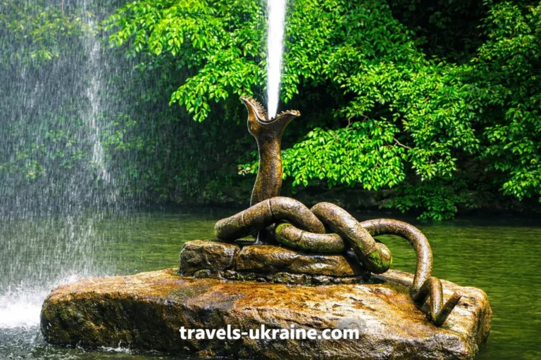 Бронзова змія в ставку на камені, Умань. Дендропарк Софіївка