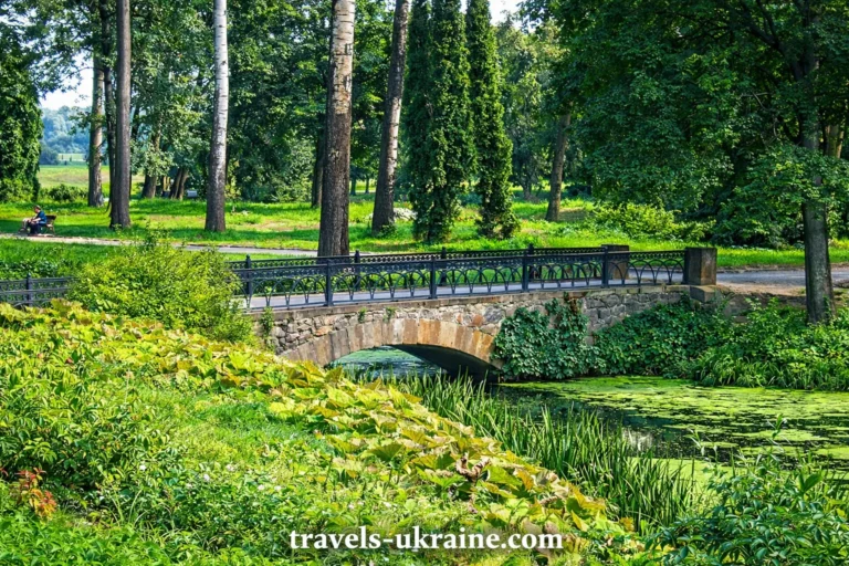Арковий місток в парку Олександрія