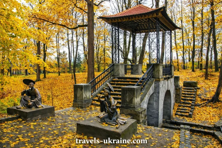 Осінній Олександріївський парк з бронзовими статуями