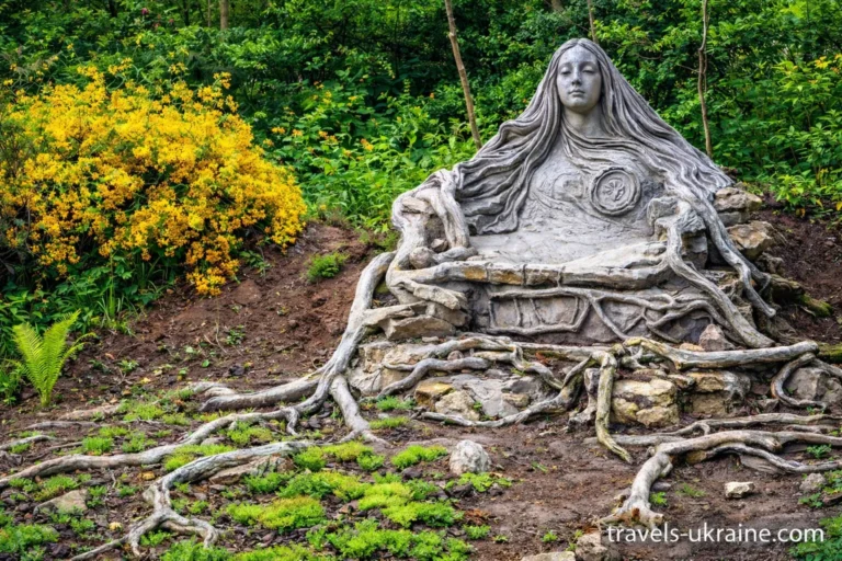 Лісова богиня серед коренів, Ботанічний сад у Кременці
