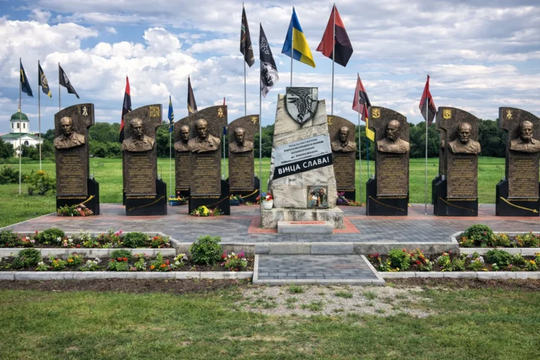 Меморіал добровольцям, Холодний Яр