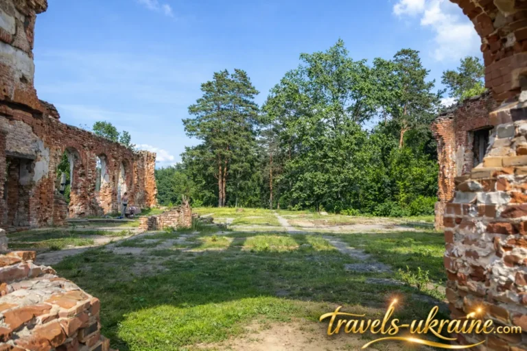 Забуті руїни палацу Терещенків в оточенні природи