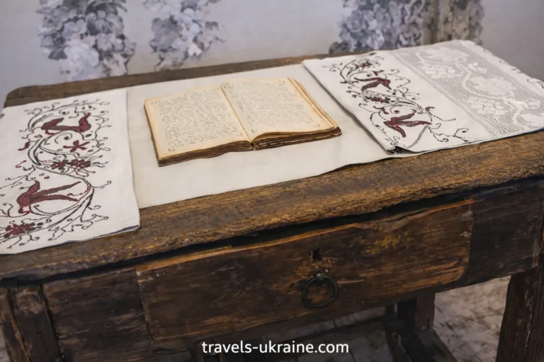 дерев'яному столі Тараса Шевченка