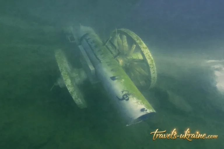 підводний музей в кар'єрі Калюжа