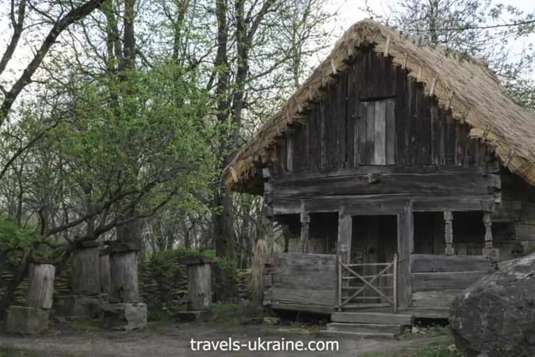 Старий дерев'яний будинок в заповіднику «Батьківщина Тараса Шевченка»