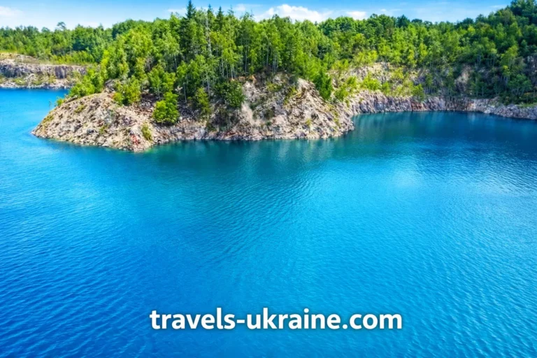кар’єр Дружбівський. Озеро в кар’єрі з бірюзовою водою