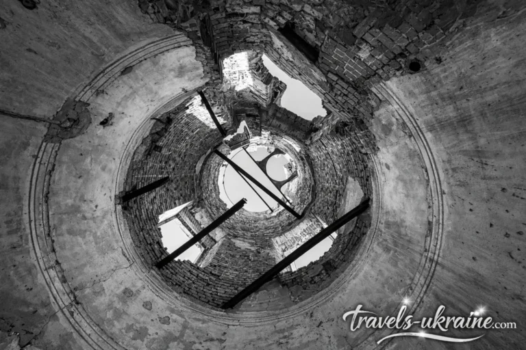 Руїни вежі в палаці Терещенків