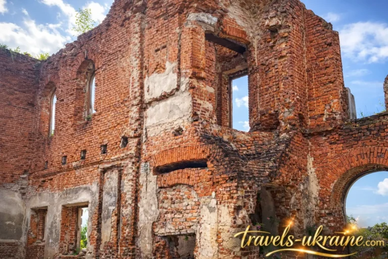 Старий пошкоджений червоний цегляний Палац-руїни Терещенків