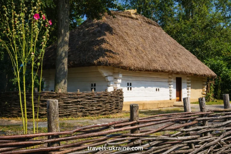 Традиційний будинок з очерету в заповіднику «Батьківщина Тараса Шевченка»