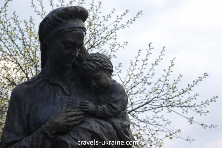 Бронзова статуя матері з дитиною в заповіднику «Батьківщина Тараса Шевченка»