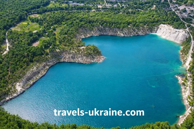 Бирюзове озеро-карєр серед зеленого лісу на Житомирщині