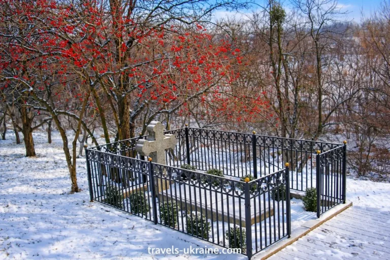 Заповідник «Батьківщина Тараса Шевченка», могила матері Тараса Шевченка