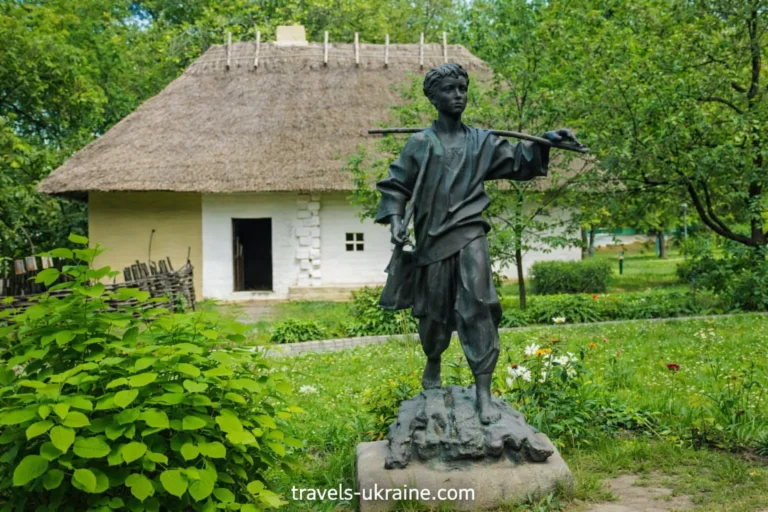 Бронзова статуя біля хатинки, заповідник «Батьківщина Тараса Шевченка»