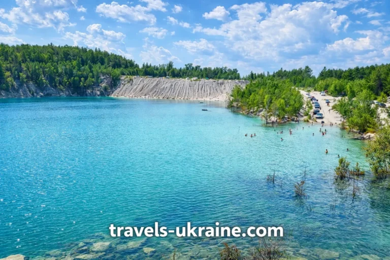 Дружбівський кар'єр, туристичний пляж біля озера