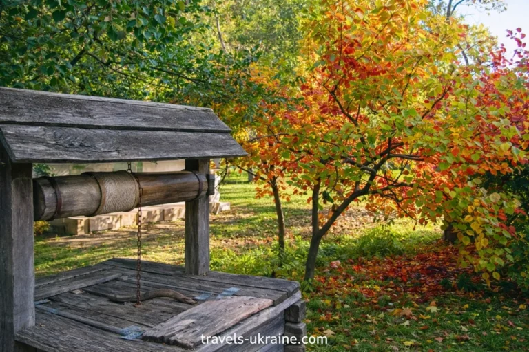 Заповідник «Батьківщина Тараса Шевченка», старий колодязь в осінньому саду