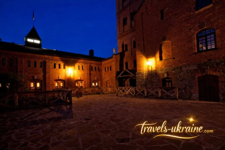 Старовинний дворик замка Радомисль на заході сонця