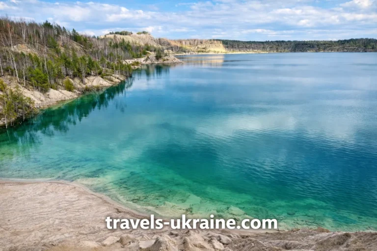 Дружбівський кар'єр,тихе озеро серед піщаних берегів