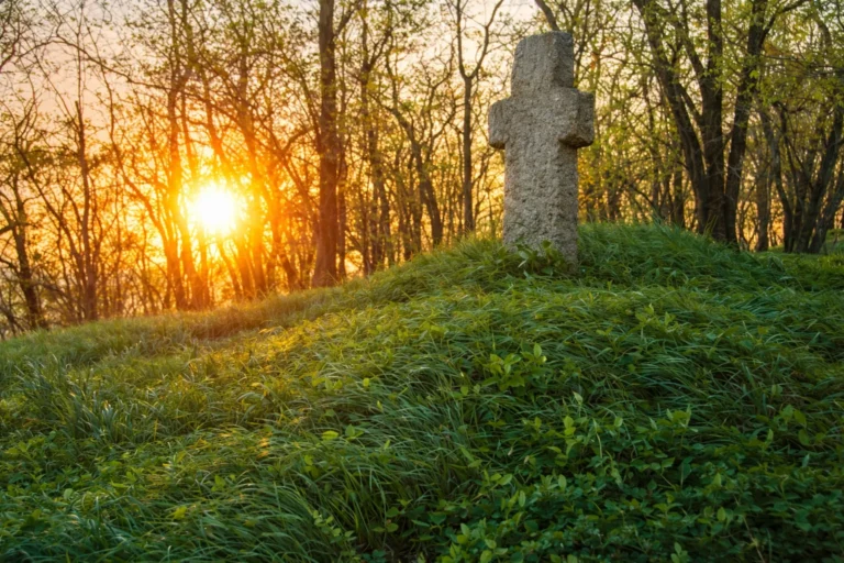 Озеро Бучак та Кам'яний хрест на заході сонця