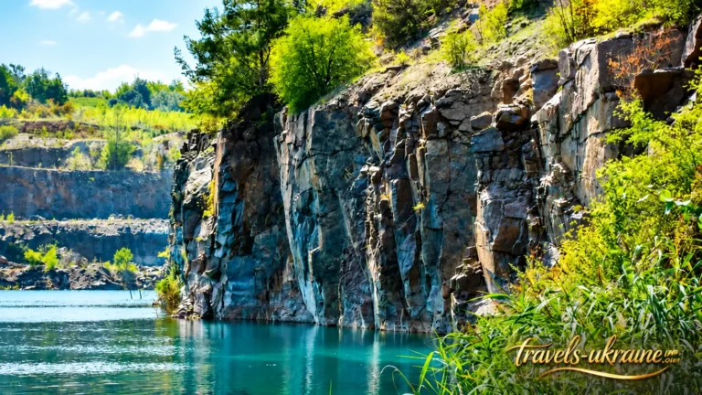 Затоплений кар’єр Губник та краєвиди скель