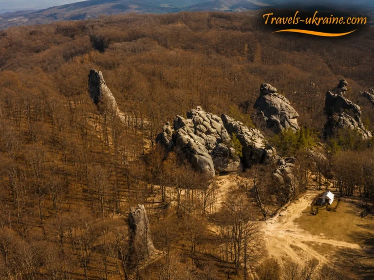 Карпатський ландшафт з монолітами Скель Довбуша